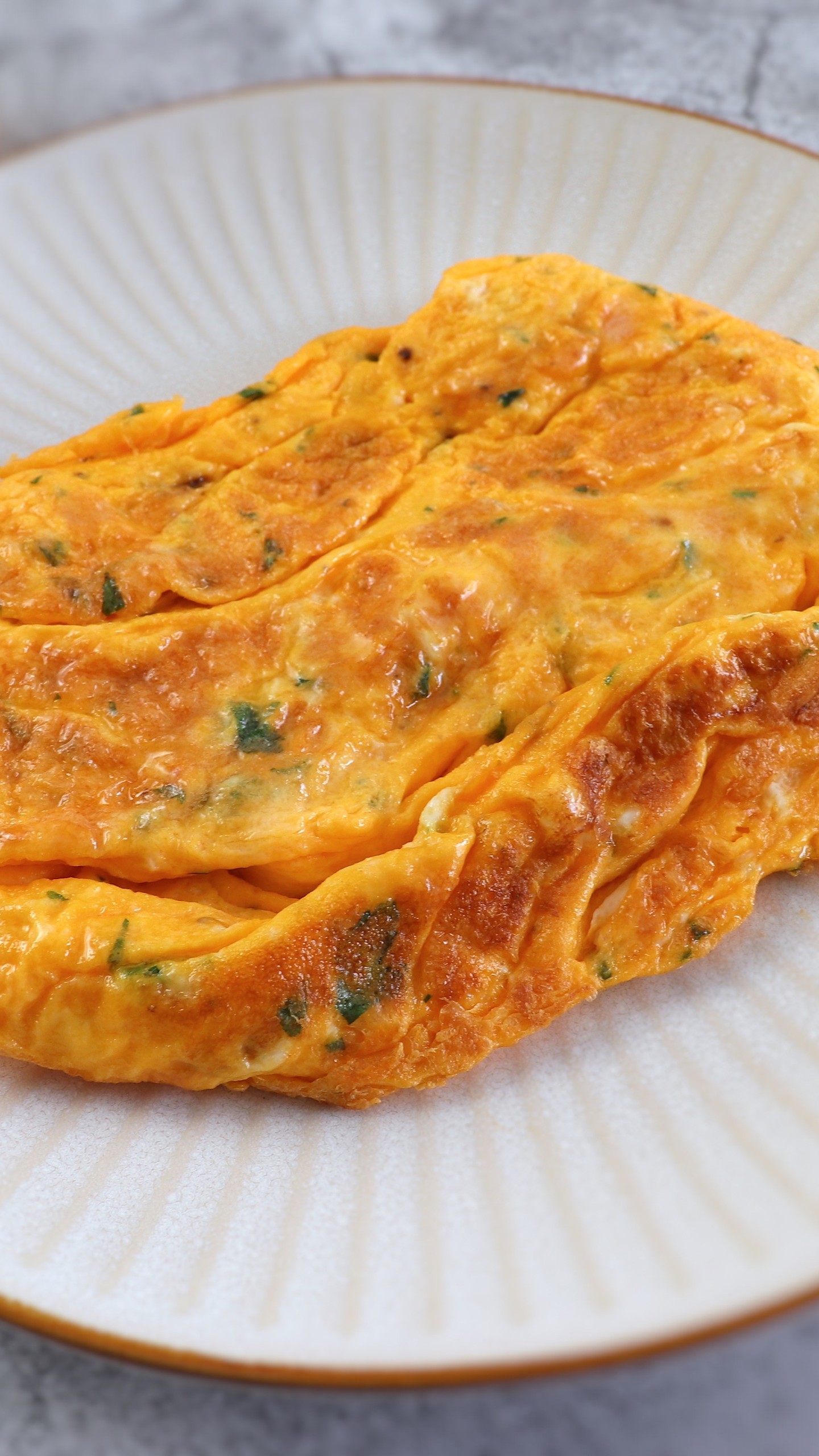 Omelete simples | Food From Portugal

Gosta de ovos? Quer preparar uma receita simples e rápida? Faça esta deliciosa omelete e sirva com batata frita e salada de alface. É uma receita com poucos ingredientes que todos vão gostar. Bom apetite!!!

Receita: https://www.foodfromportugal.com/pt-pt/receitas/omelete-simples/

#food #video #vídeo #easy #easyrecipes #instafood #bolo #bolocaseiro #receitas #receitacomvideo #omelete #omeletesimples #ovos