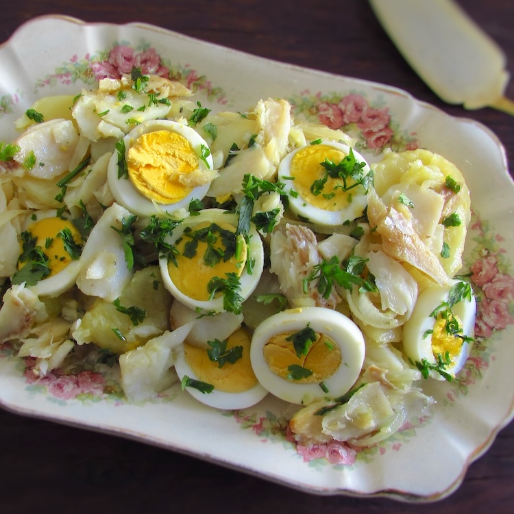 Bacalhau à Gomes de Sá numa travessa