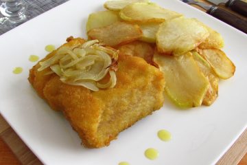 Bacalhau com batatas fritas num prato