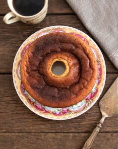 Bolo de Amêndoa Simples num prato