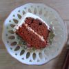 Fatia de bolo de chocolate caseiro com chantilly num prato