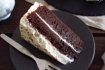 Fatia de bolo de chocolate com chantilly num prato