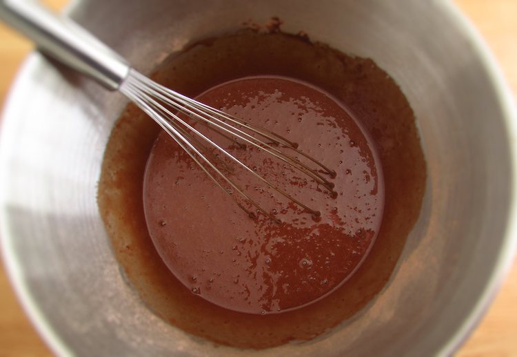 Mistura de chocolate numa taça grande