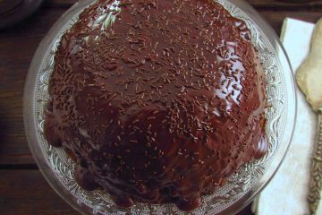 Bolo de chocolate no micro-ondas num prato