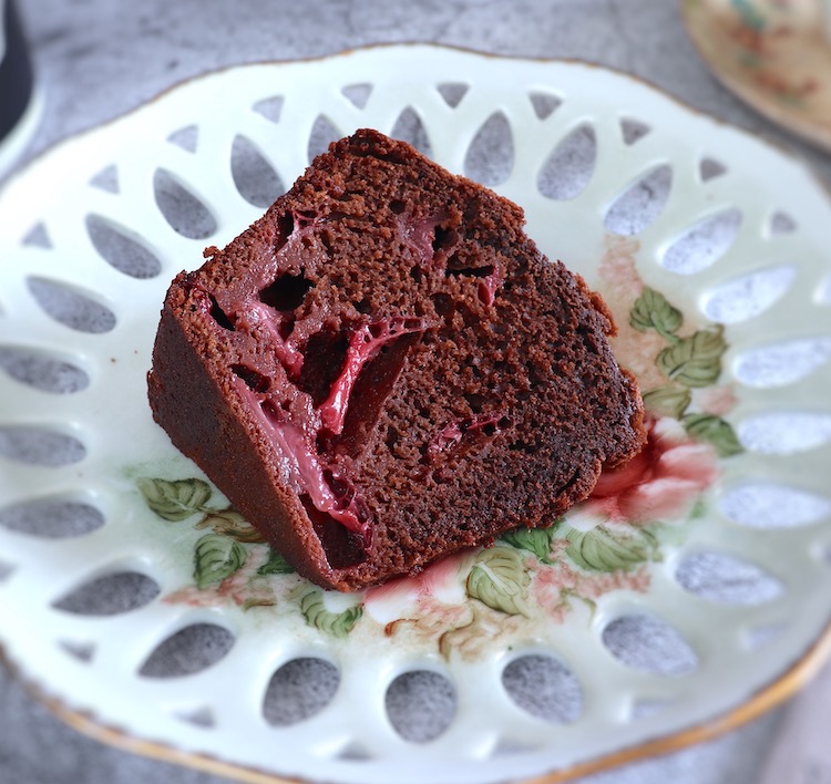 Fatia de bolo de chocolate com morangos num prato