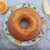 Bolo de laranja num prato