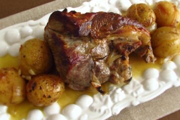 Cabrito no forno numa travessa