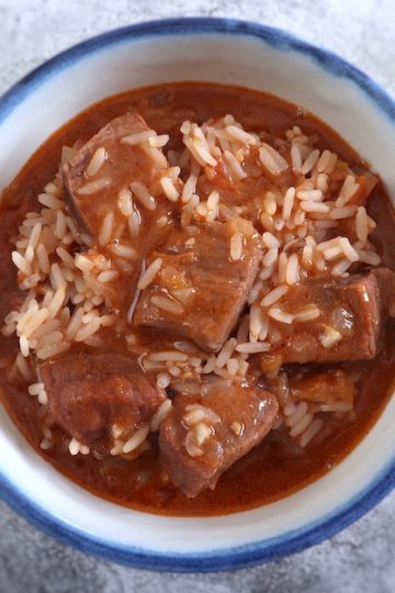 Carne guisada com arroz numa terrina