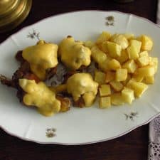 Chicken "à transmontana" on a platter
