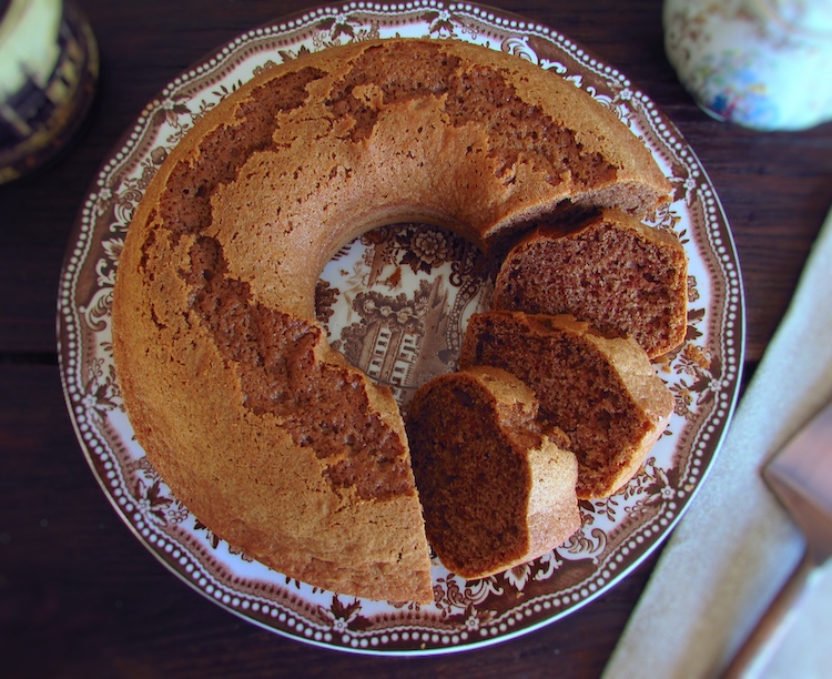 Cinnamon cake on a plate