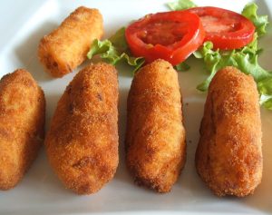 Croquetes de camarão e fiambre com salada num prato