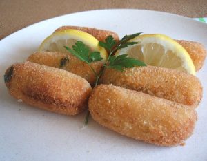 Croquetes de peixe num prato