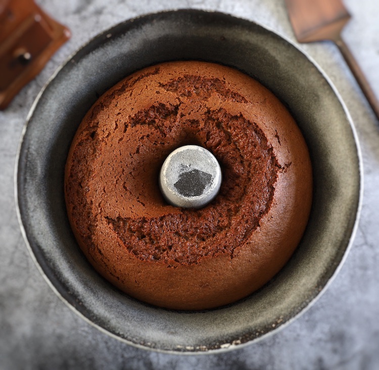Easy cinnamon cake on a bundt cake