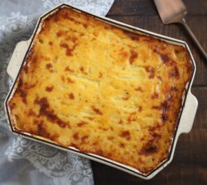 Empadão de carne numa assadeira