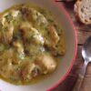 Frango com Molho Béchamel num prato