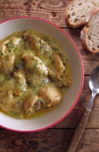 Frango com Molho Béchamel num prato