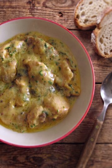 Frango com Molho Béchamel num prato