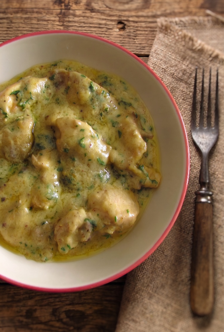 Frango com Molho Béchamel num prato