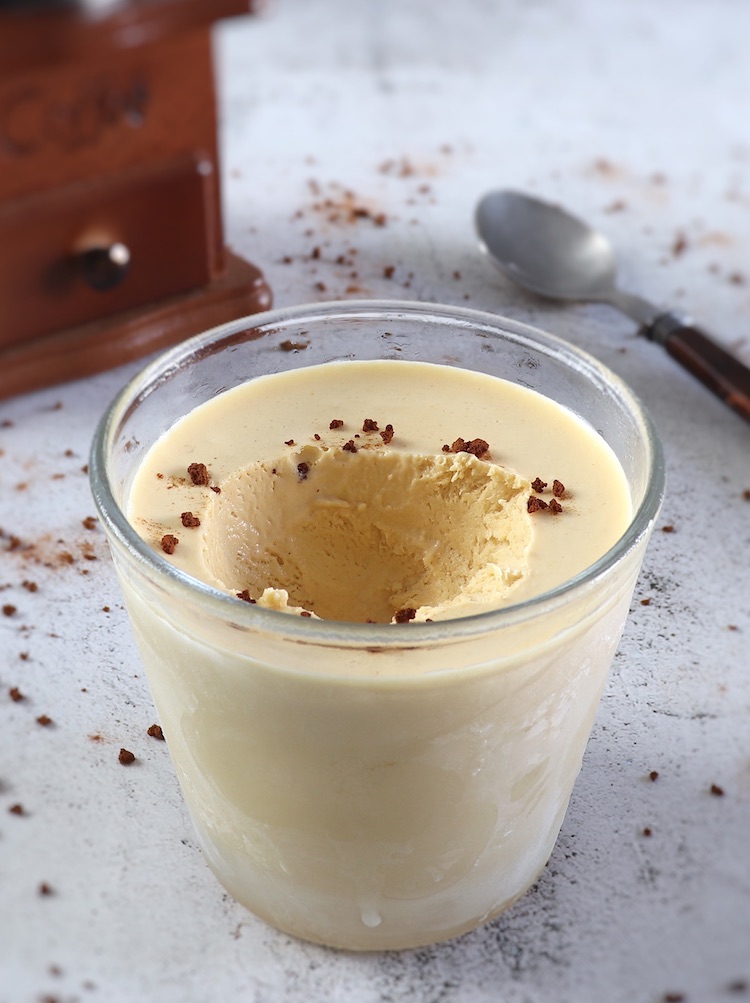 Gelado de café numa taça de vidro