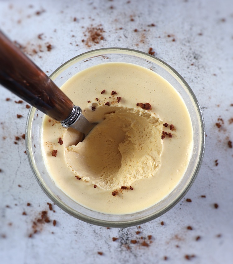 Gelado de café numa taça de vidro