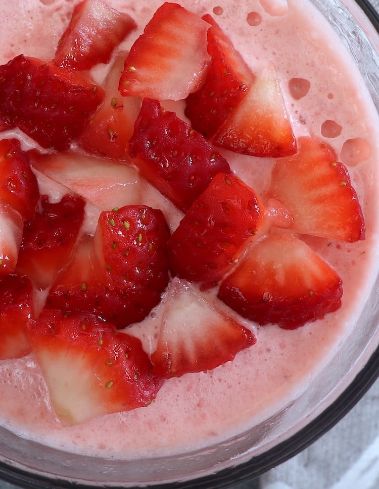 Gelado de morango numa taça de vidro