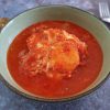 Ovos em molho de tomate num prato fundo