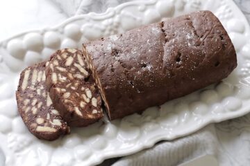 Salame de Chocolate numa travessa