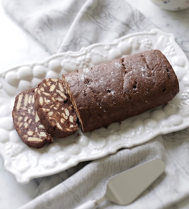 Salame de Chocolate numa travessa