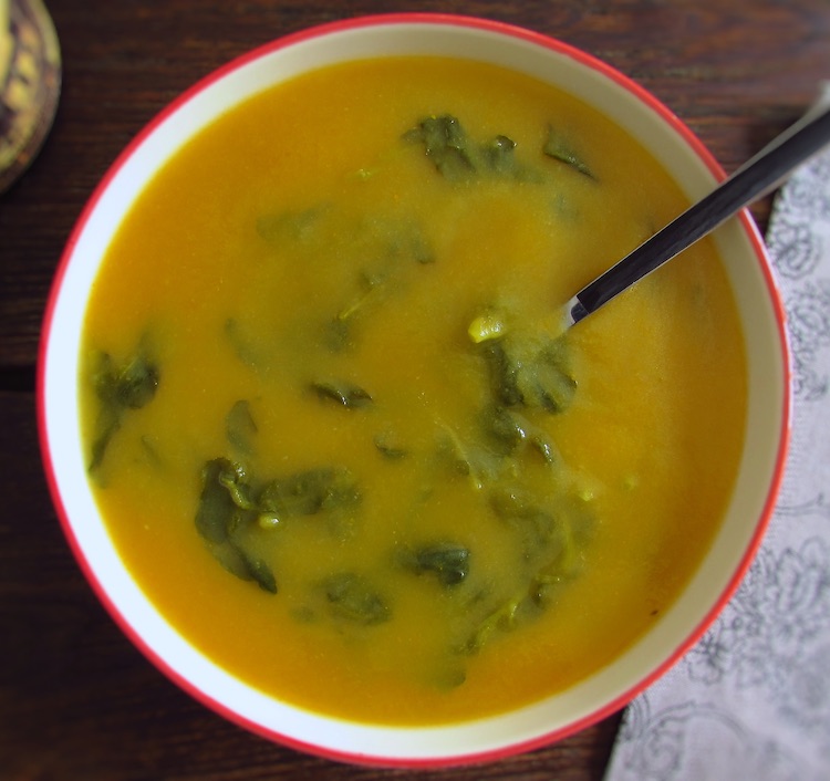 Sopa de agrião num prato de sopa