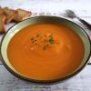 Sopa de cenoura numa tigela de sopa