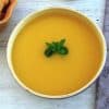 Sopa de cenoura numa tigela de sopa
