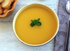 Sopa de cenoura numa tigela de sopa