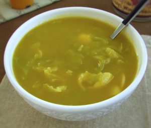Sopa de couve lombarda numa tigela de sopa