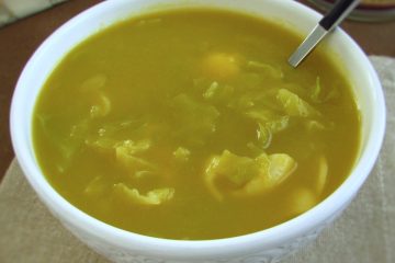 Sopa de couve lombarda numa tigela de sopa