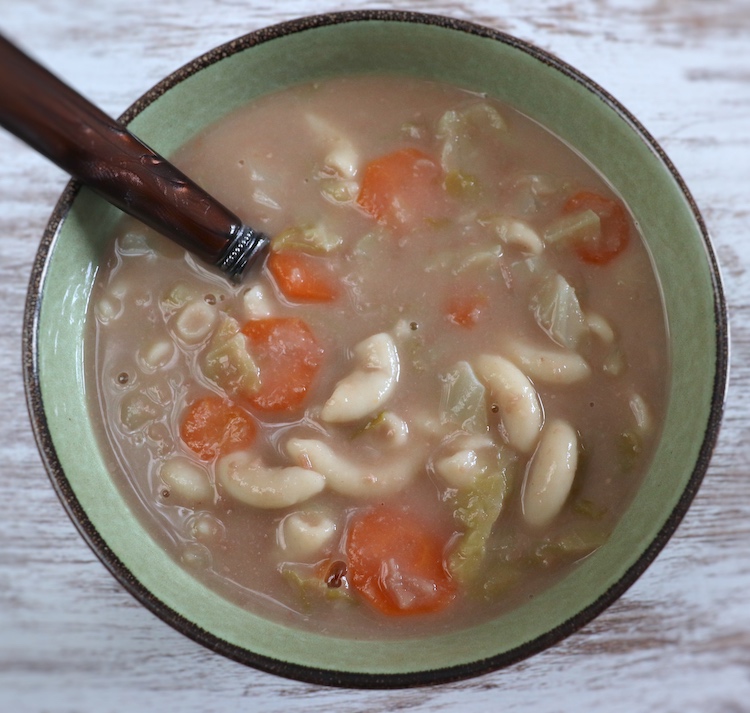 Sopa de feijão encarnado num prato de sopa