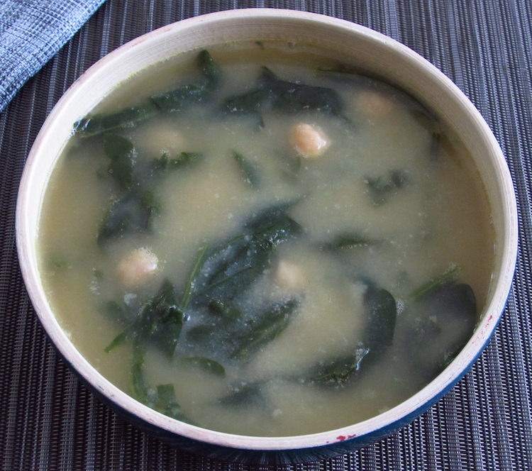 Sopa de grão com espinafres numa tigela de sopa