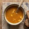 Sopa de nabo e cenoura numa tigela