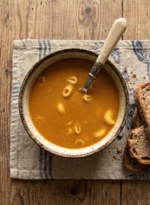 Sopa de nabo e cenoura numa tigela