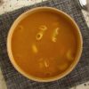 Sopa de nabo e cenoura numa tigela de sopa