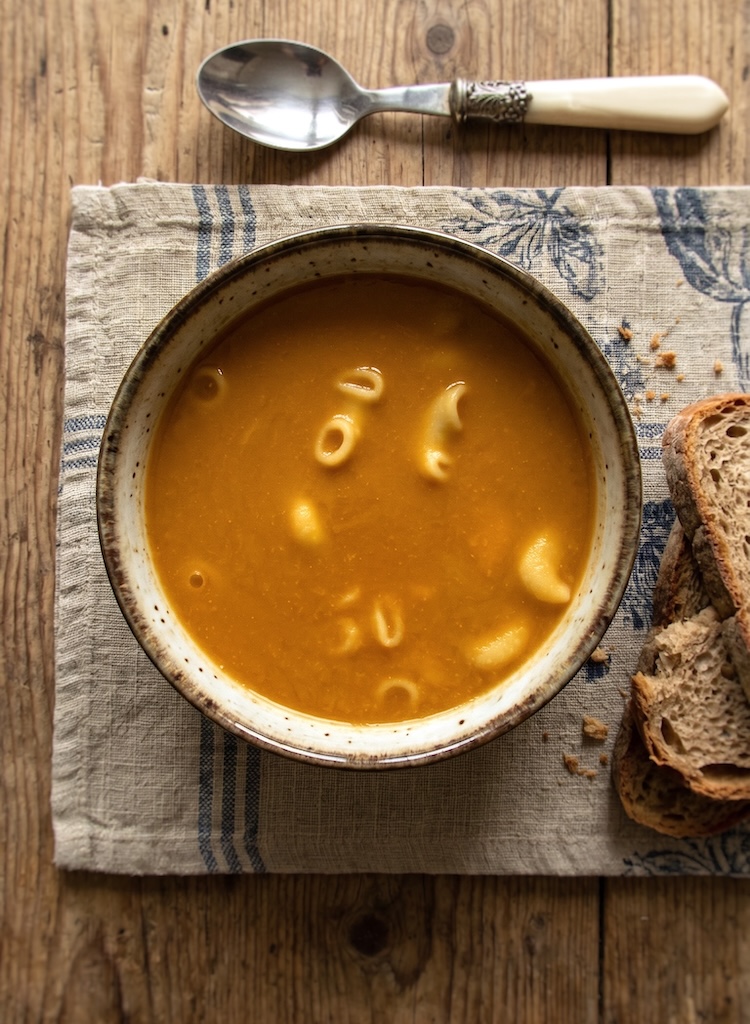 Sopa de nabo e cenoura numa tigela