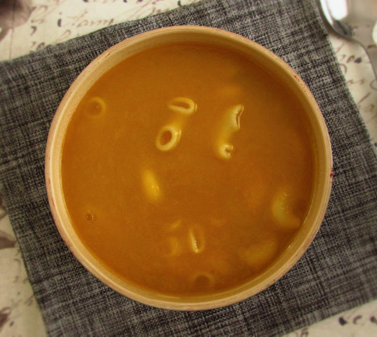 Sopa de nabo e cenoura numa tigela de sopa