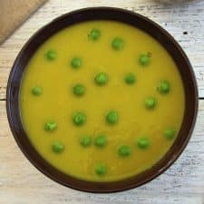 Sopa de puré de ervilhas numa tigela de sopa