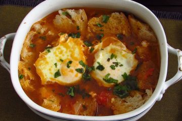 Sopa de tomate com ovos escalfados numa terrina