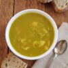 Sopa de Couve Lombarda numa tigela de sopa
