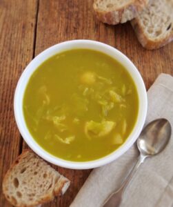 Sopa de Couve Lombarda numa tigela de sopa