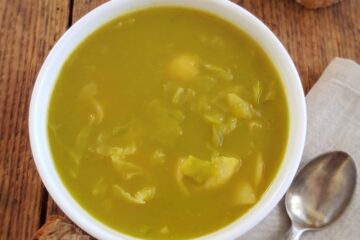 Sopa de Couve Lombarda numa tigela de sopa