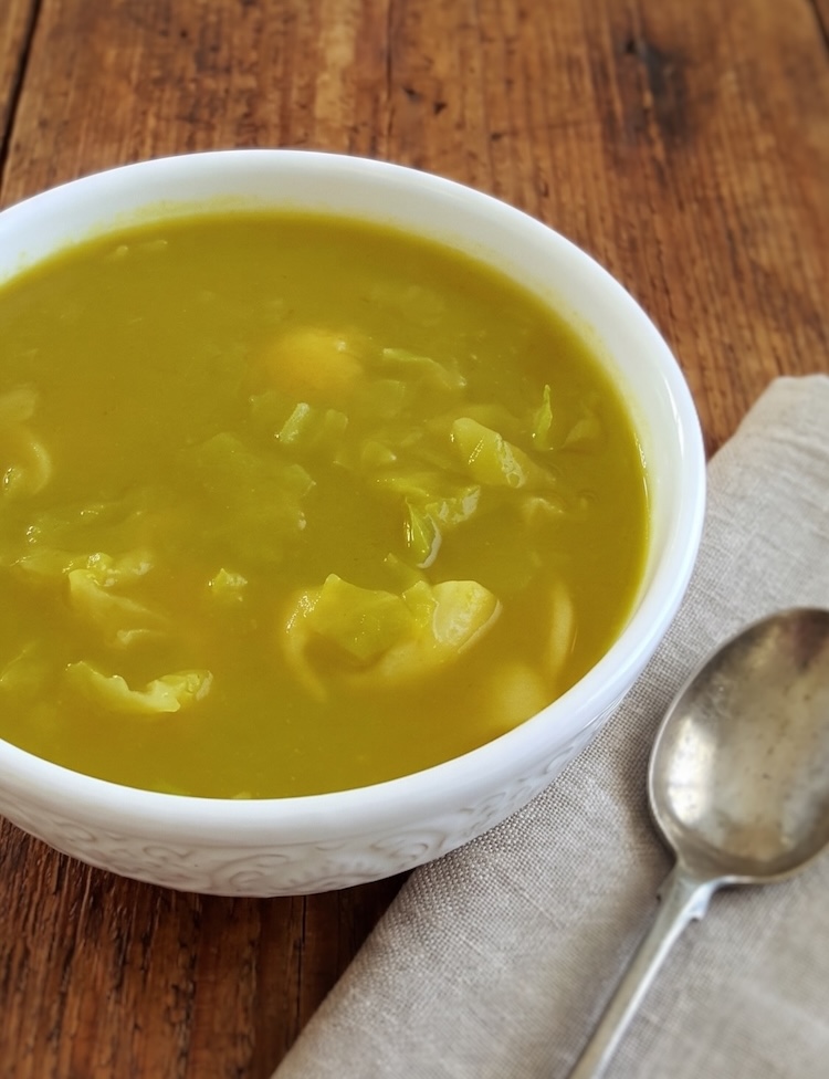 Sopa de Couve Lombarda numa tigela de sopa
