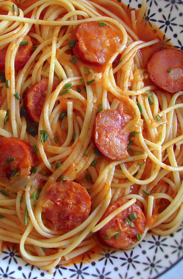 Spaghetti with chouriço on a plate