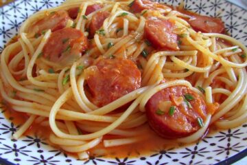 Spaghetti with chouriço on a plate
