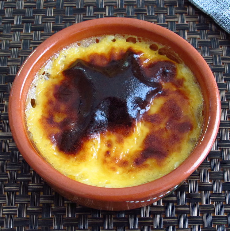 Tigelada "Portuguese sweet" on a clay pan